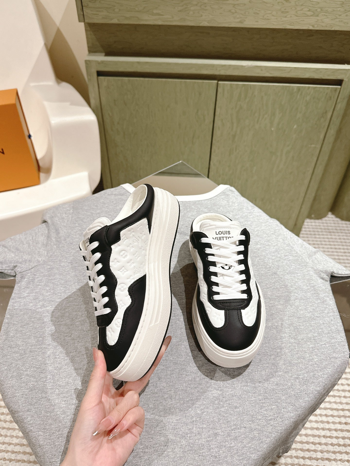 Louis Vuitton Squad Sneakers
