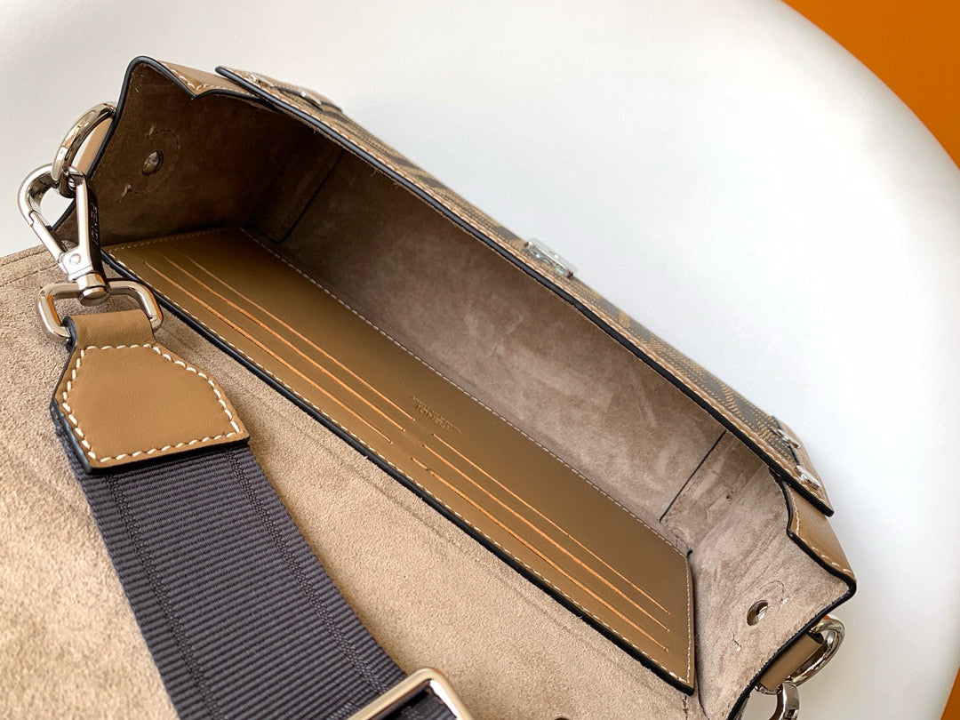 FENDI BAGUETTE SOFT TRUNK 21.5*6.5*13