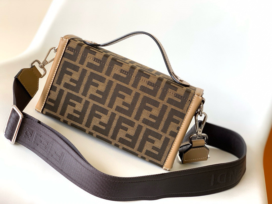 FENDI BAGUETTE SOFT TRUNK 21.5*6.5*13