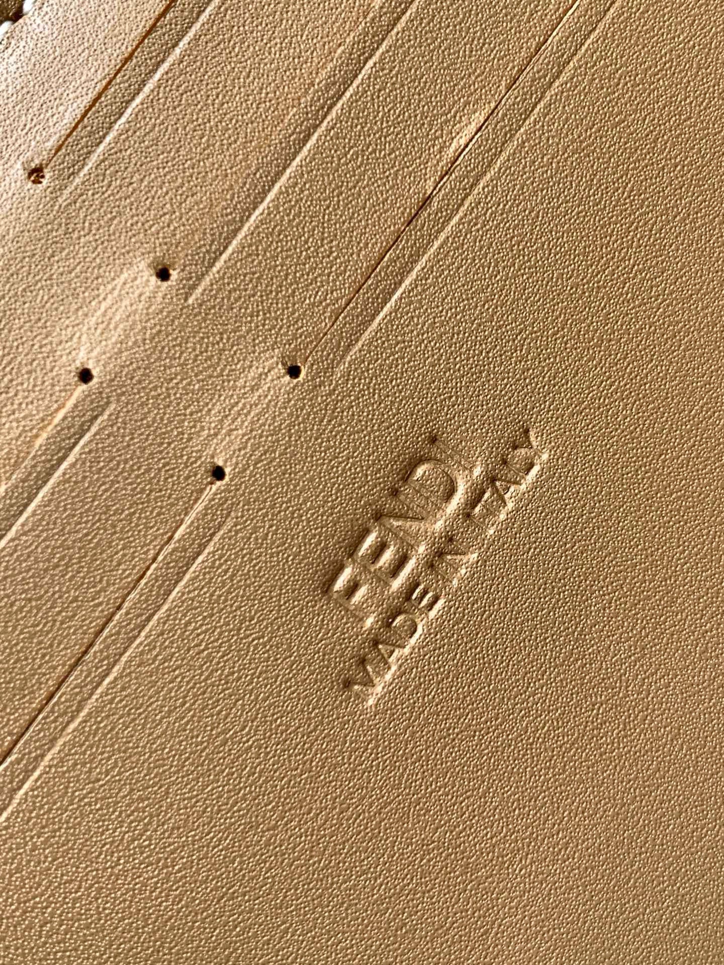 FENDI BAGUETTE SOFT TRUNK 21.5*6.5*13