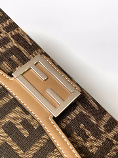 FENDI BAGUETTE SOFT TRUNK 21.5*6.5*13