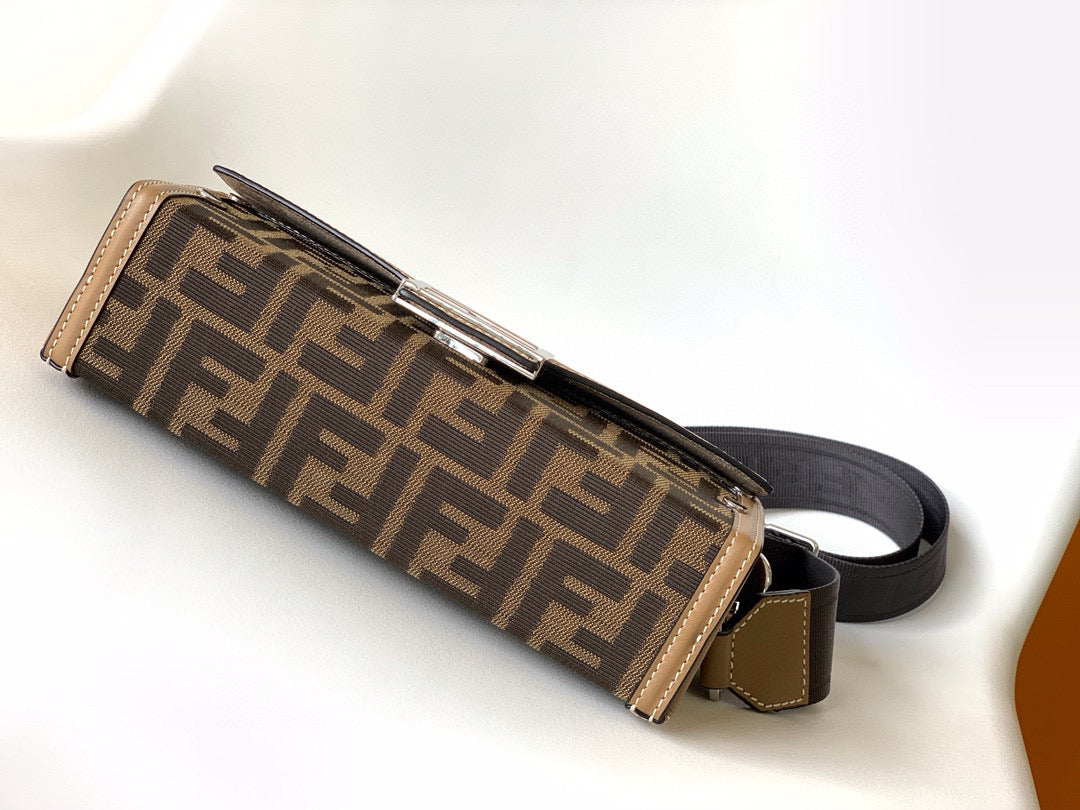 FENDI BAGUETTE SOFT TRUNK 21.5*6.5*13